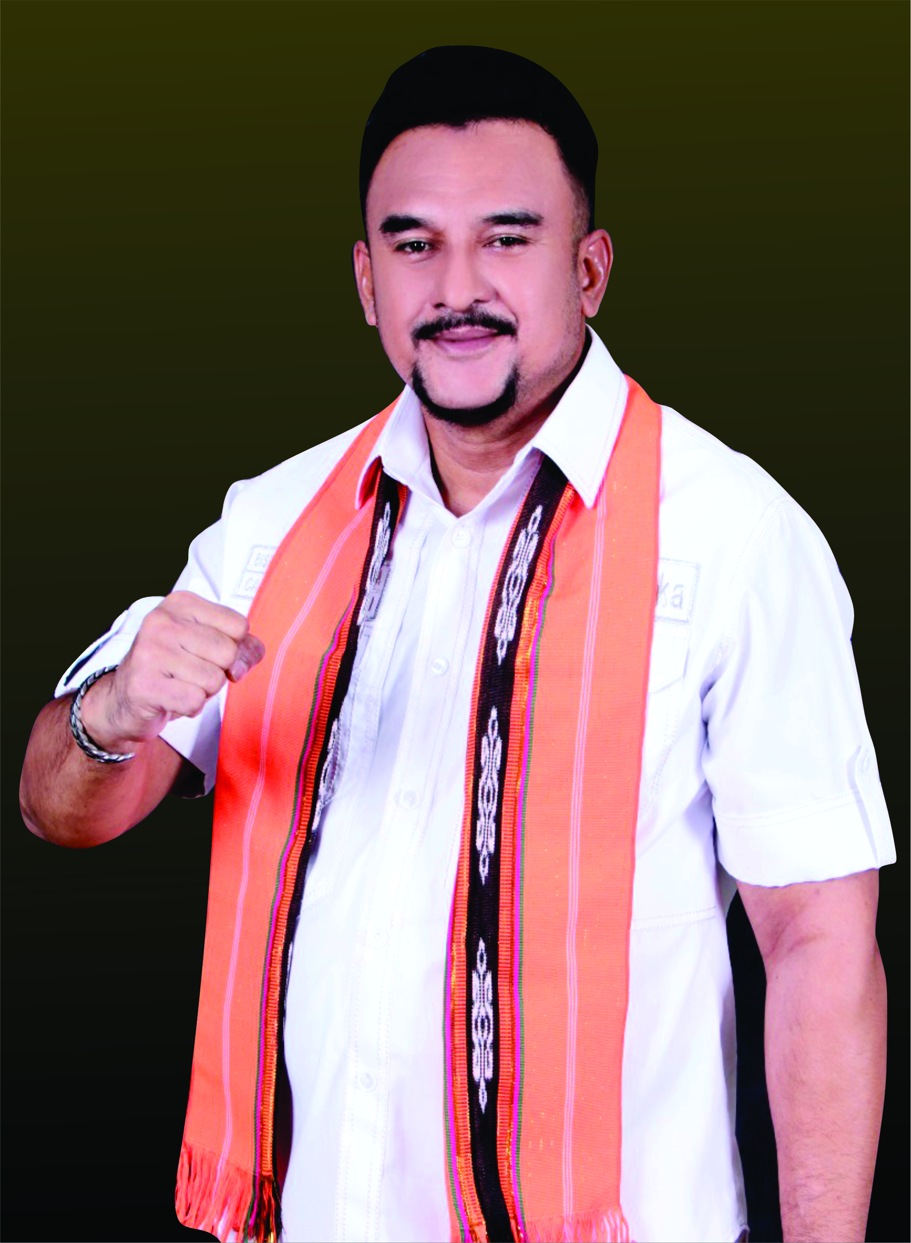 Videoda koplab yalangoch, sochli etuk ayollar va bitta yigit